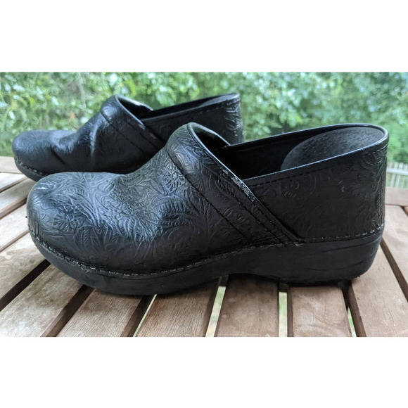 Dansko Pro Black Floral tooled Clogs - Size 40 / 9.5-10 - Picture 3 of 12